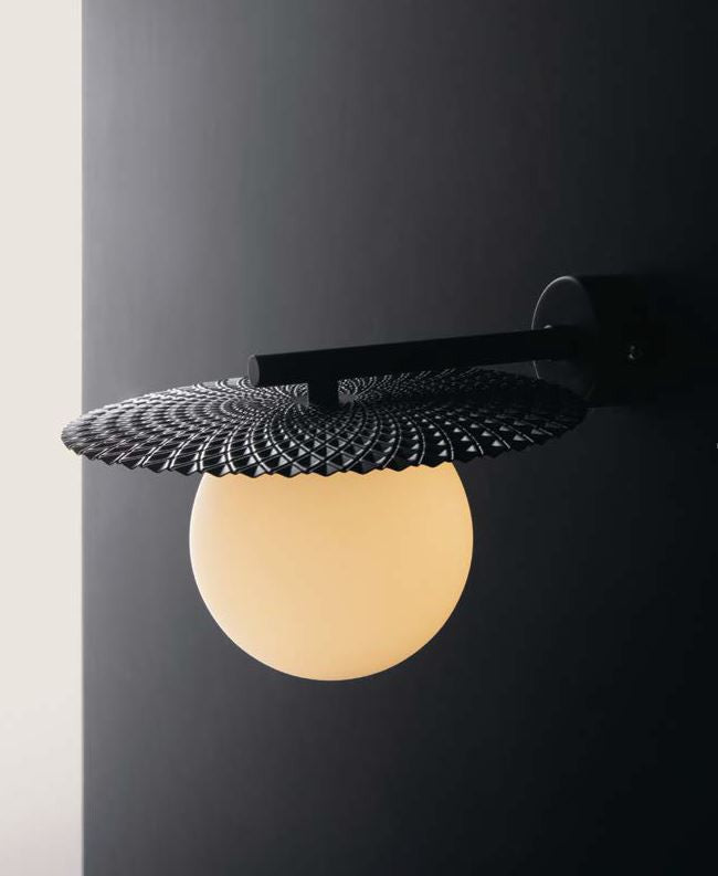 Applique sfera in vetro opale struttura in metallo oro satinato-nero opaco 1XG9 CHAPLIN Applique sfera in vetro opale struttura in metallo oro satinato-nero opaco 1XG9 CHAPLIN